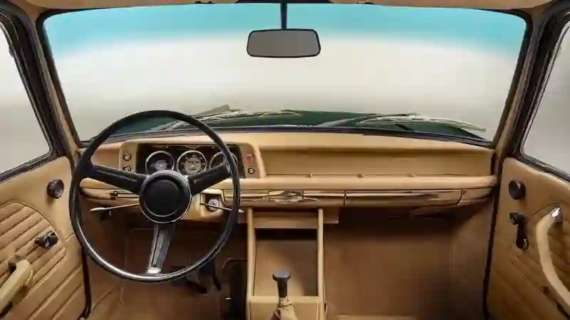 BMW i4 получил спецверсию KITH и BMW 1602 Elektro в комплекте.