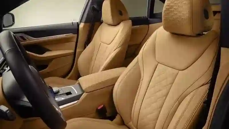 BMW i4 получил спецверсию KITH и BMW 1602 Elektro в комплекте.