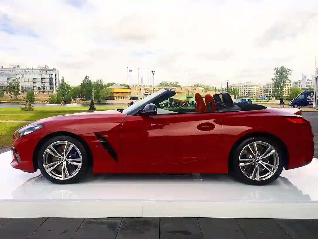 Открыт восхищенным взглядам