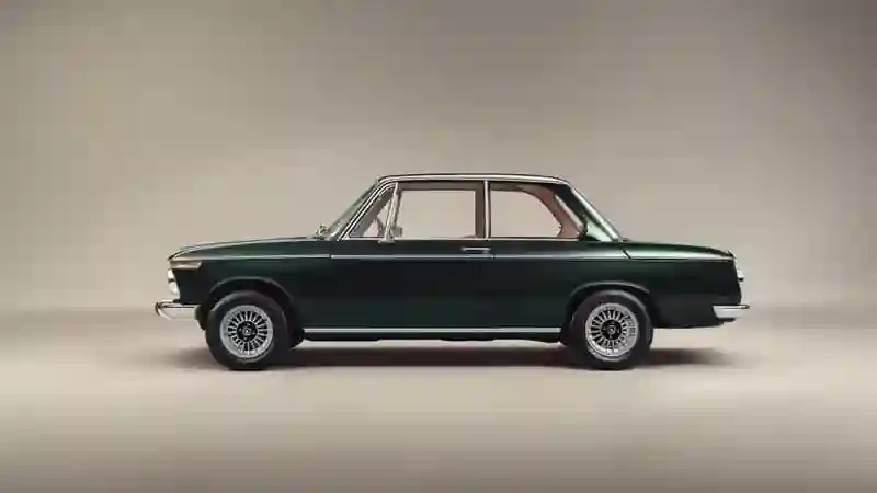 BMW i4 получил спецверсию KITH и BMW 1602 Elektro в комплекте.