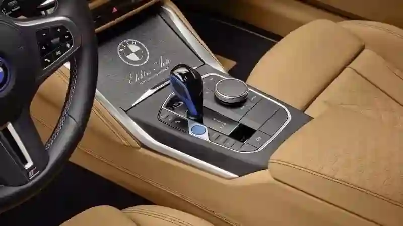 BMW i4 получил спецверсию KITH и BMW 1602 Elektro в комплекте.