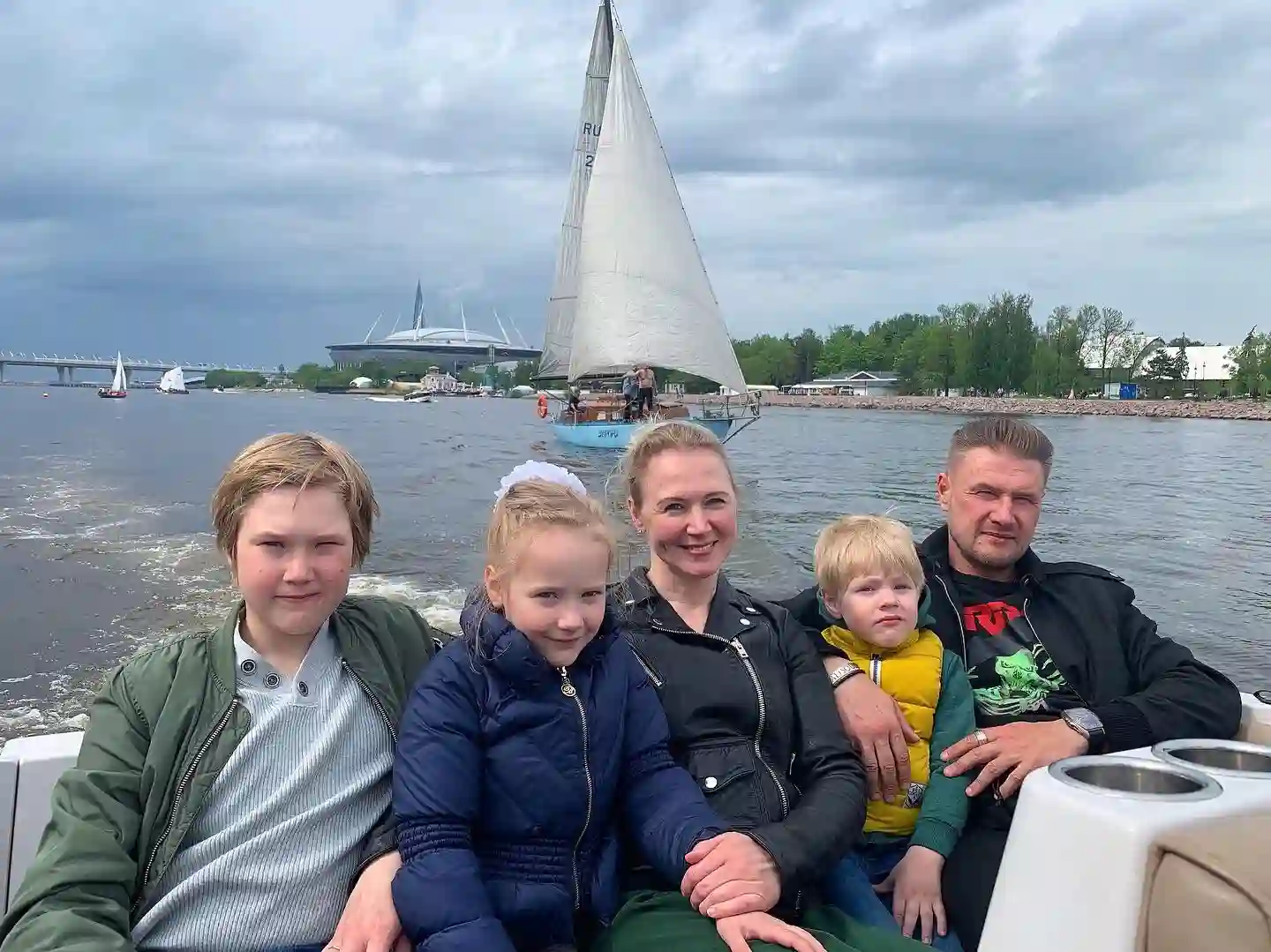 Открыт восхищенным взглядам