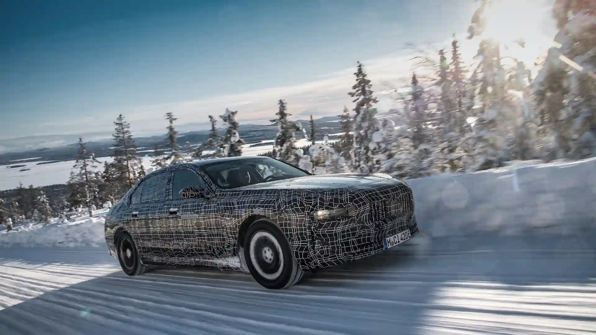Новый BMW i7 проходит зимние динамические испытания вблизи Полярного круга