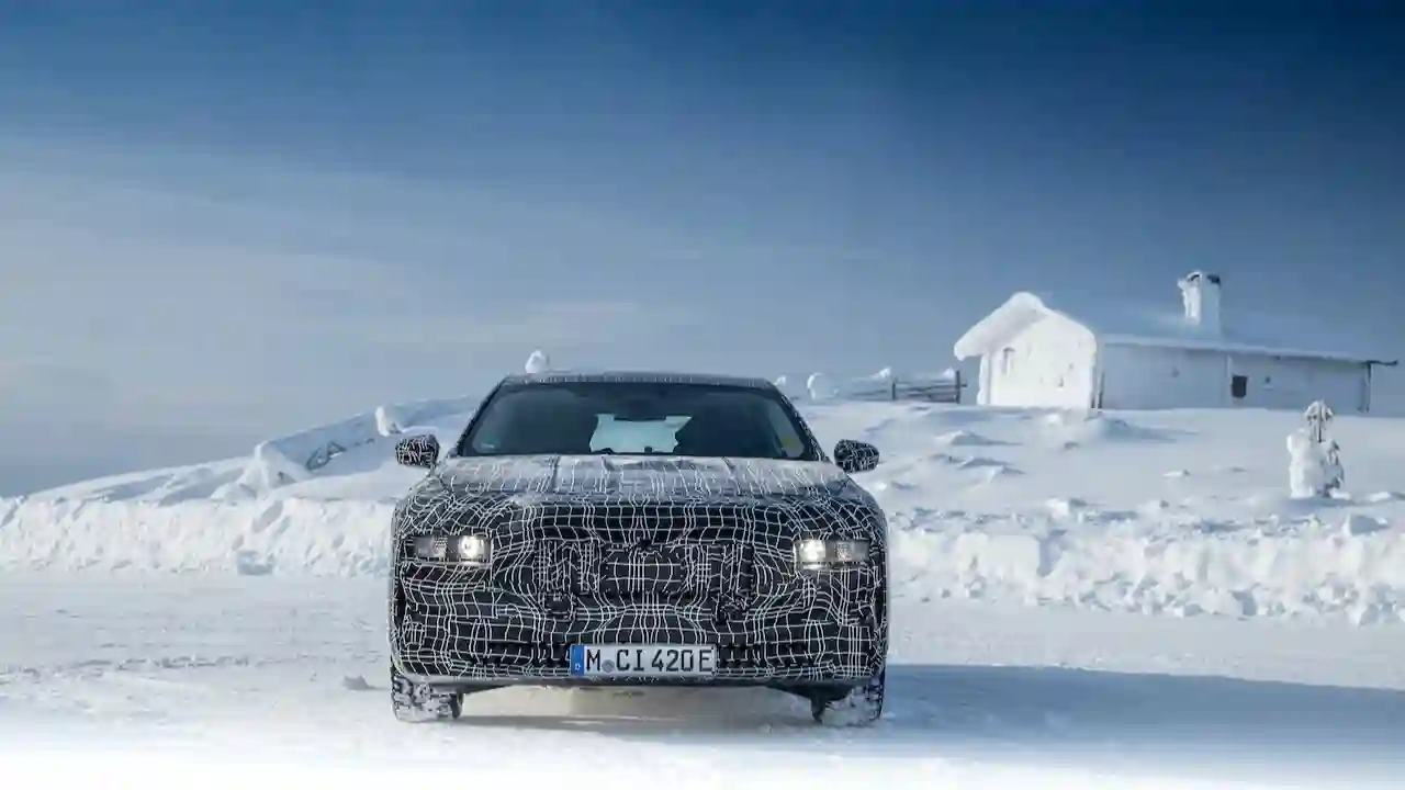 Новый BMW i7 проходит зимние динамические испытания вблизи Полярного круга