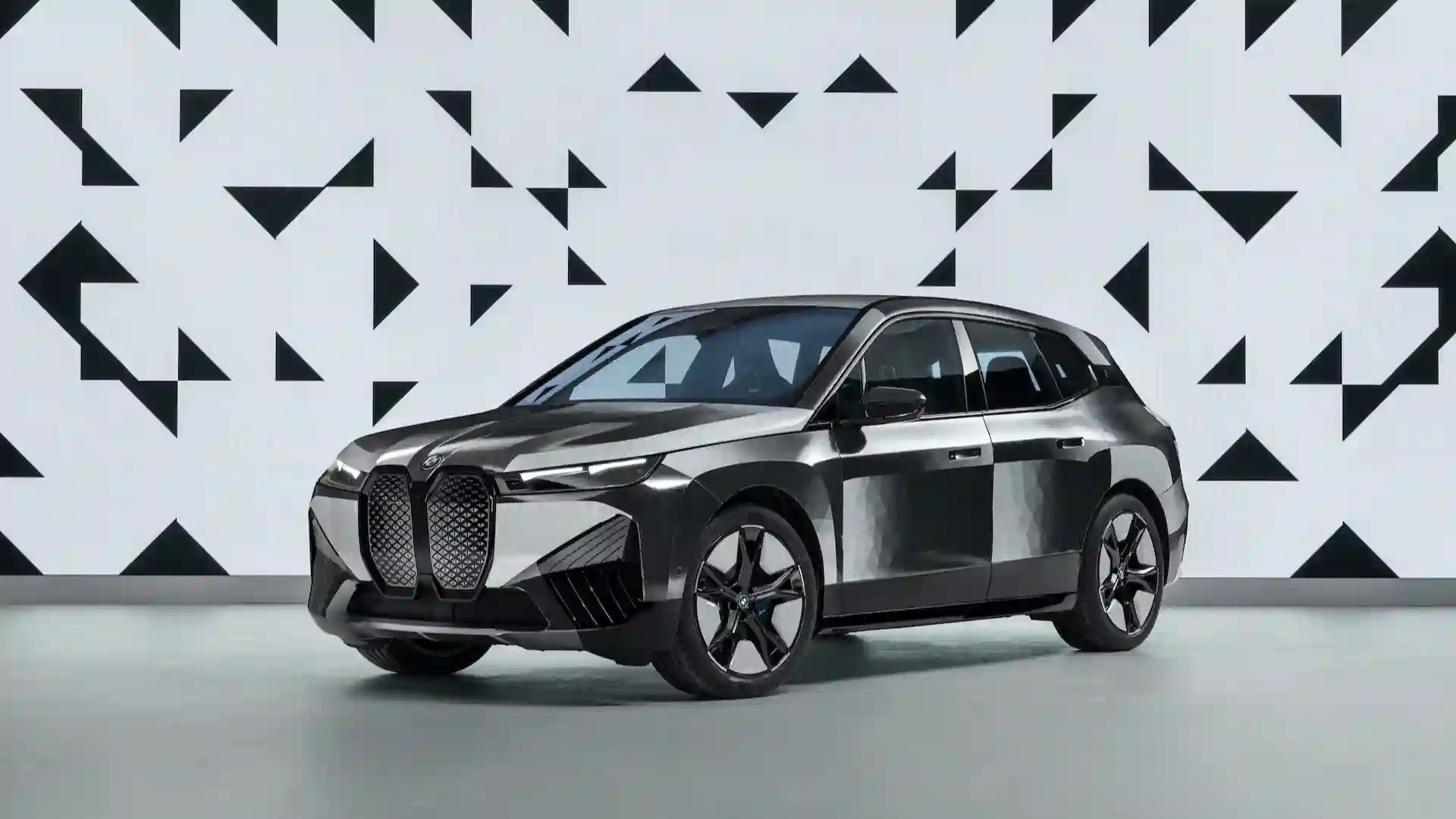 Магия изменения цвета кузова: BMW iX Flow с революционной технологией E Ink