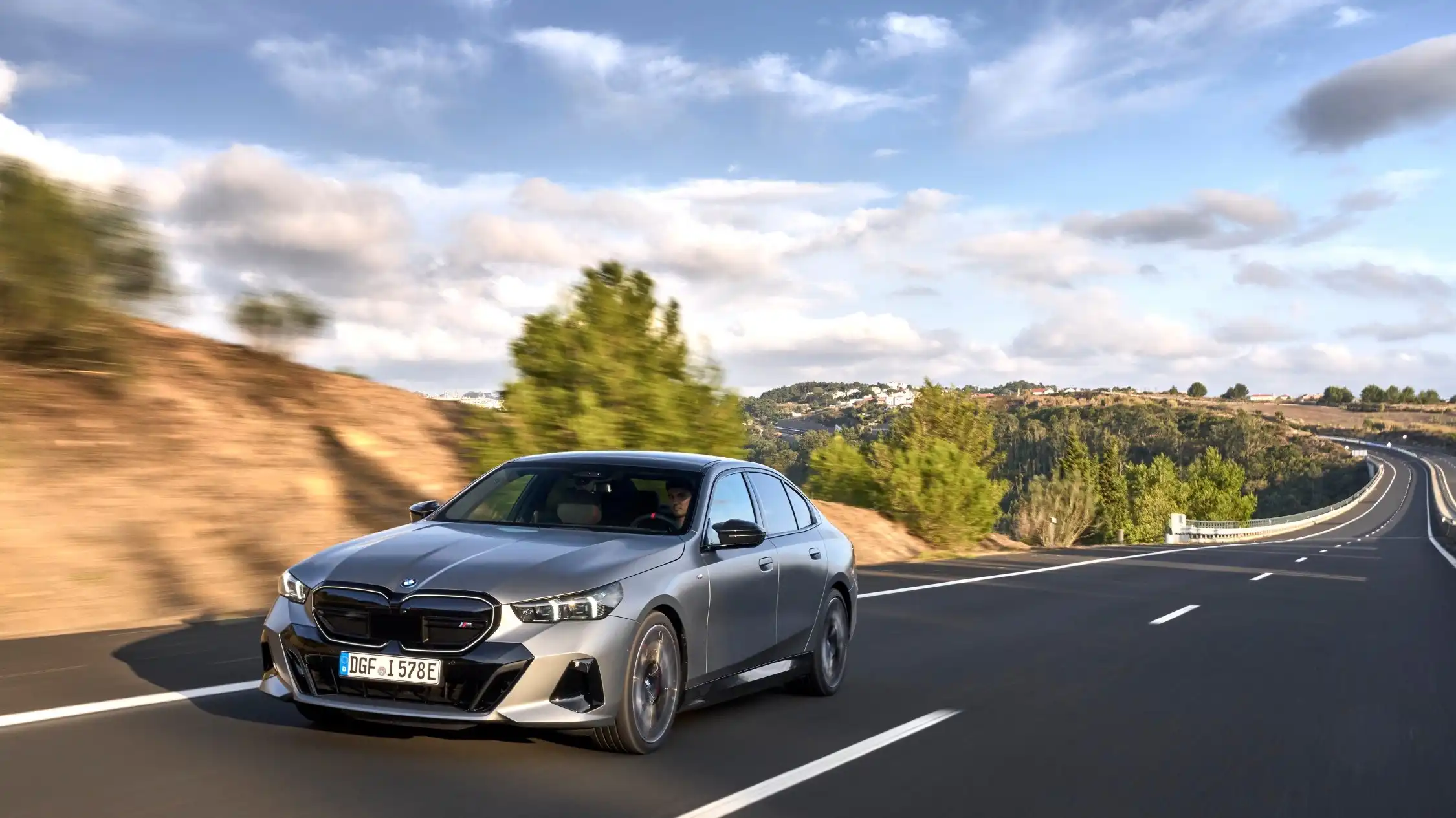 BMW 5 серии - лучший люксовый автомобиль 2024 года