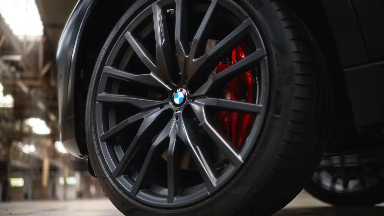 BMW Group представляет кроссоверы BMW&nbsp;X5 и BMW&nbsp;X6 ограниченной серии Black Vermilion Edition