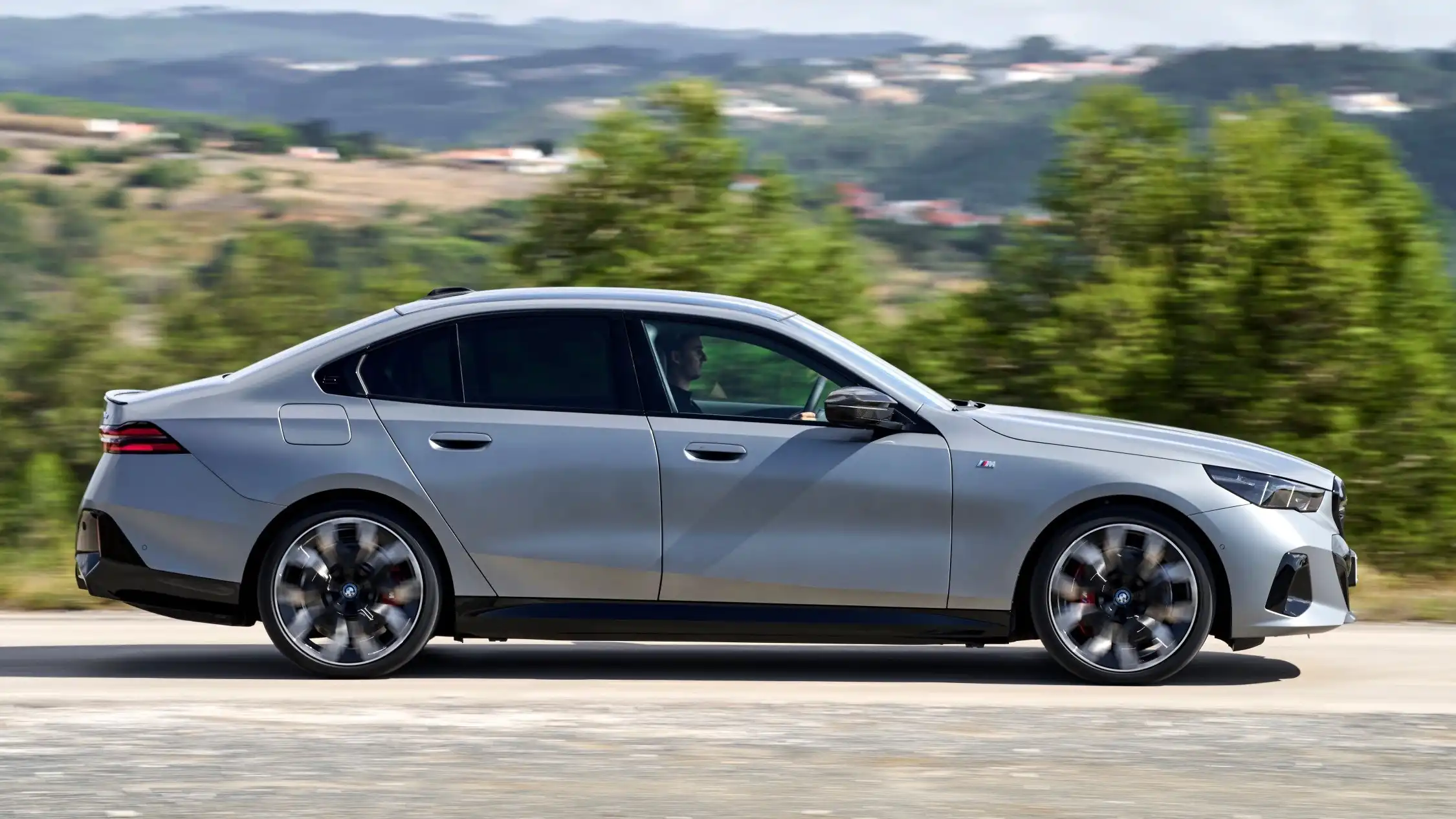 BMW 5 серии - лучший люксовый автомобиль 2024 года
