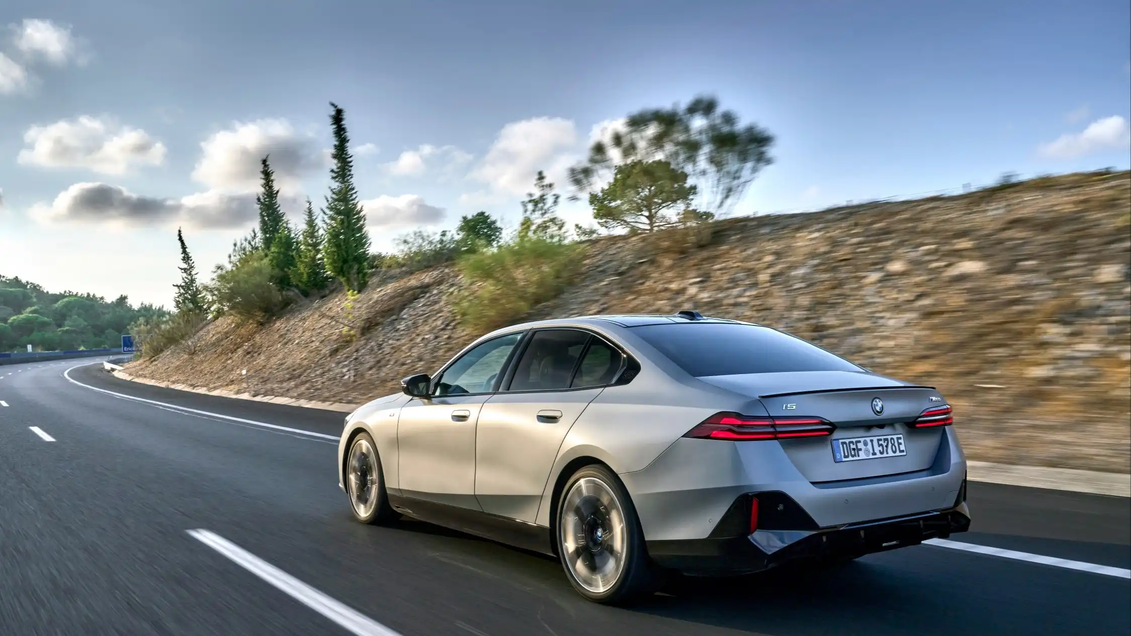 BMW 5 серии - лучший люксовый автомобиль 2024 года