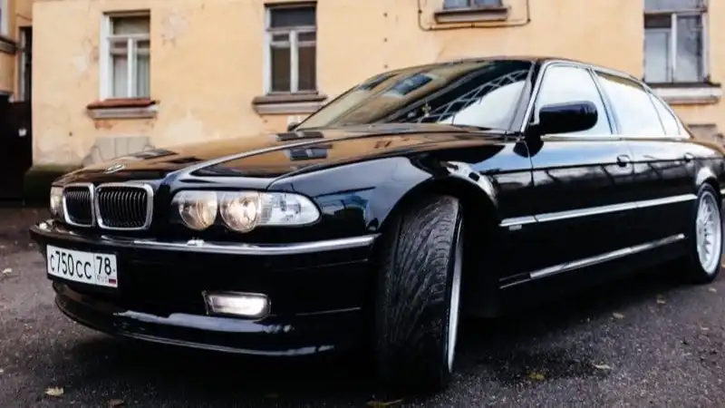 Как сдержанный немецкий BMW стал разудалым российским «бумером».