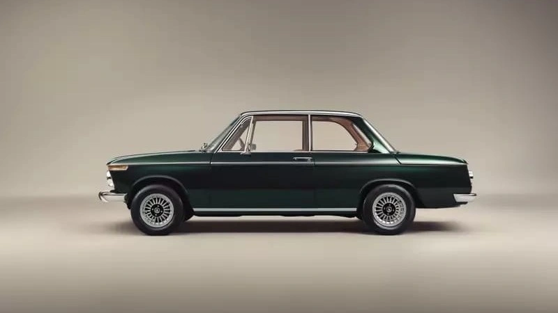 BMW i4 получил спецверсию KITH и BMW 1602 Elektro в комплекте.
