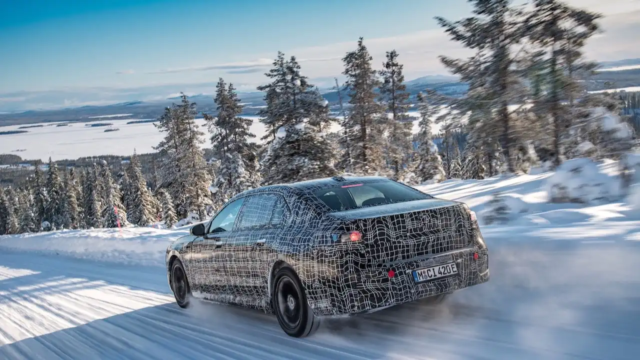 Новый BMW i7 проходит зимние динамические испытания вблизи Полярного круга