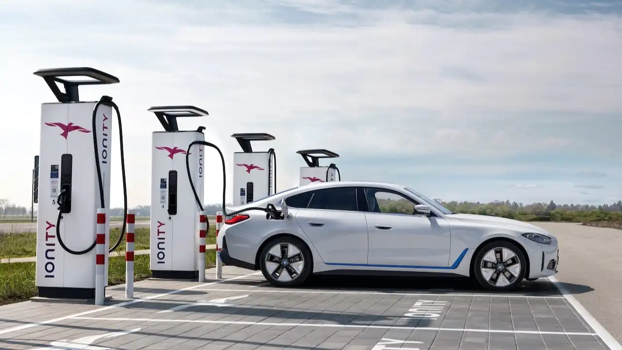 Новый BMW i4: самый драйверский электромобиль BMW в истории