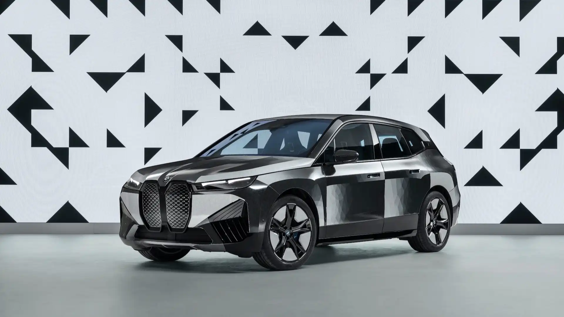 Магия изменения цвета кузова: BMW iX Flow с революционной технологией E Ink
