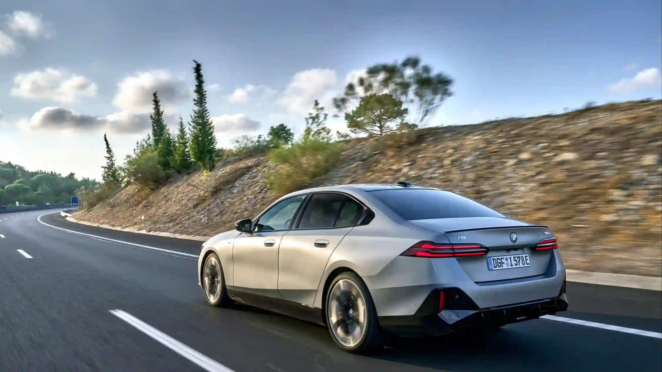 BMW 5 серии - лучший люксовый автомобиль 2024 года